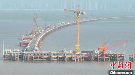 <em>南岸</em>桩基施工破千根 杭州湾跨海铁路大桥建设提速