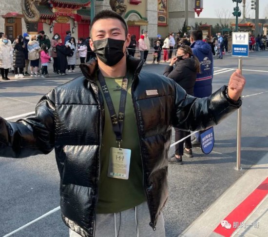 25岁北京肌肉爷们浴照被疯传，网友：<em>好想给</em>他搓背！