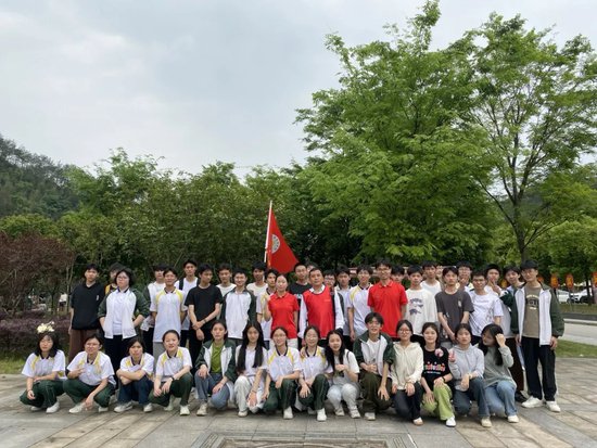 宁都县宁师中学举行高三年级励志远足活动