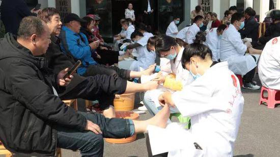 以“赛”为媒促交流 150名修脚师角逐“扬州市技术能手”