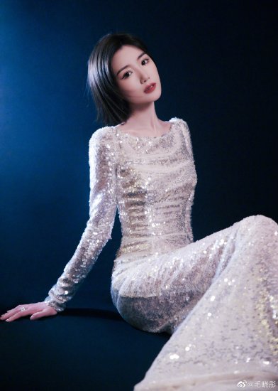 毛晓彤最新写真曝光 一袭银色亮片裙优雅迷人