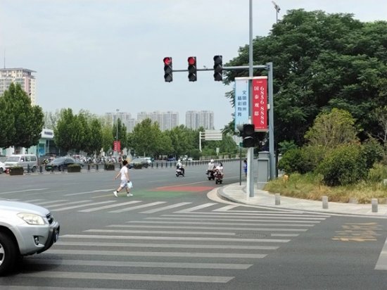 街采“新版红绿灯”是否好用：有人觉得很“顺溜”，有人希望...