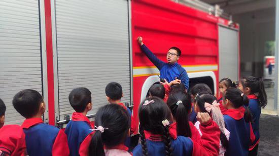 北碚区翡翠湖小学：“童”行消防队，致敬“火焰蓝