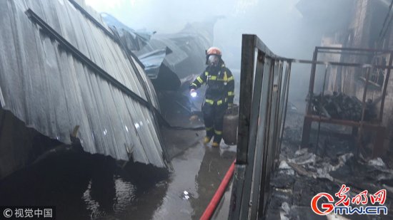 广州：<em>1000平米</em>泡沫厂房起火 消防人员成功转移9个气罐