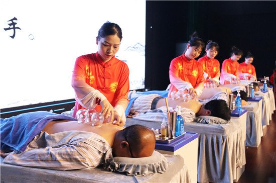 <em>南阳市</em>中医院举行庆祝国际护士节暨表彰大会