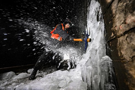 零下20℃隧道“打冰人”：一条线、一把镐、三代人