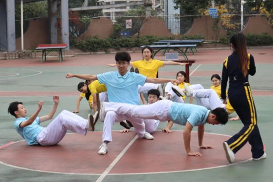南华中学教师在2023<em>重庆市高中</em>体育与健康优质课竞赛获一等奖