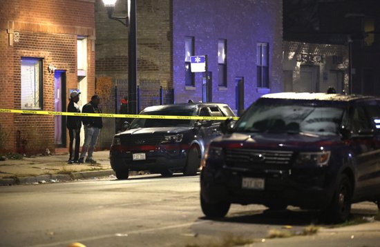 美国芝加哥"血腥周末"致30余人中枪 警察下班途中与嫌犯交火