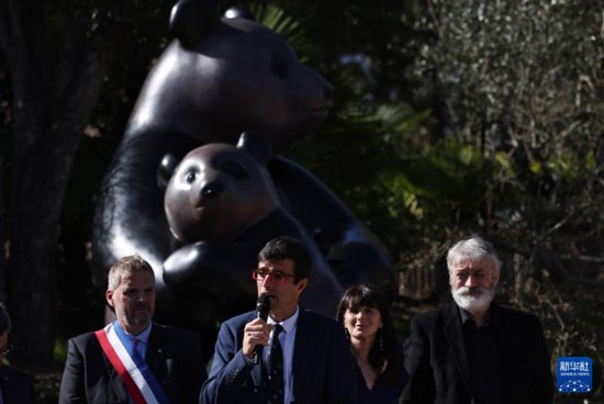 <em>大熊猫</em>“圆梦”纪念铜雕在法国揭幕
