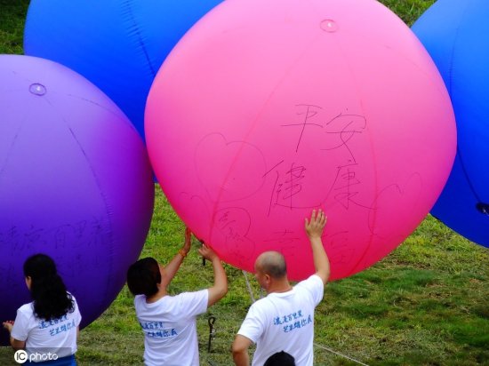 湖北宜昌现浪漫飞屋 200多个氦气球载500斤重木屋升空