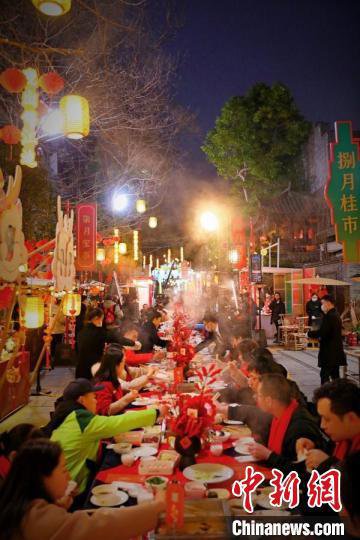 外国人在成都遇见中国年：年夜饭很温暖很幸福