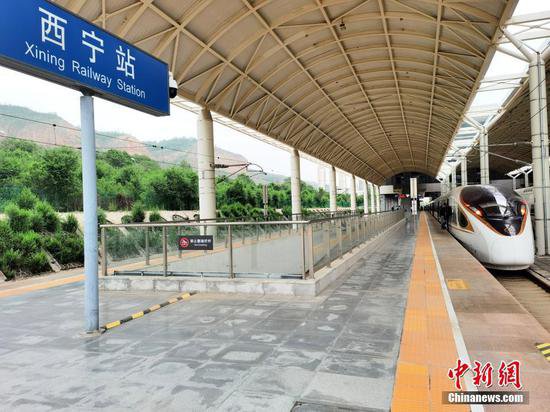 中国首条高原铁路通车40年 累计发送旅客突破1.1亿人次