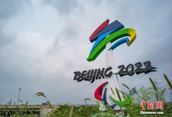 北京冬奥会会徽雕塑矗立<em>西五环</em>晋元桥畔