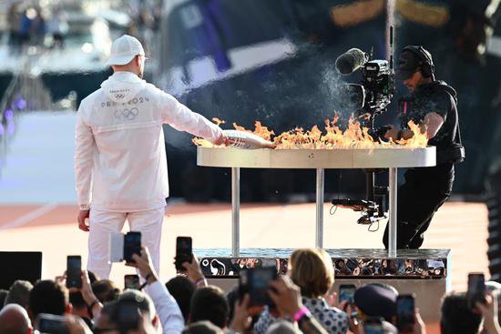 追光 | 奥运火种乘船登陆，法国如何把火炬传递“玩出花”