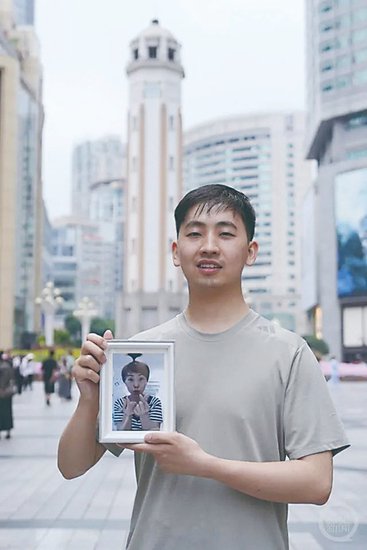他带着妈妈照片游重庆 背后的故事让人<em>泪目</em>