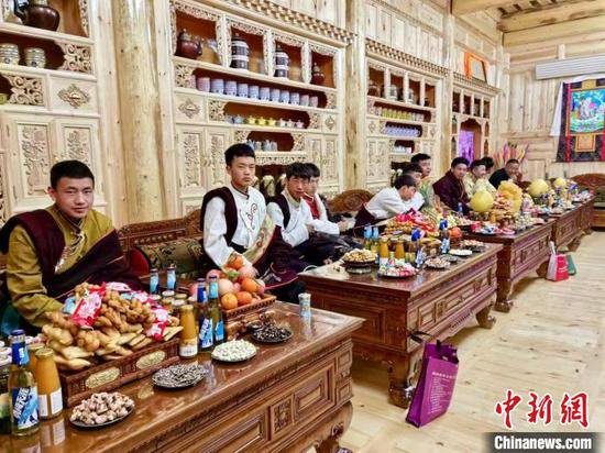 （新春见闻）青海藏族民众多元方式<em>过年</em> 祈愿<em>新</em>生活