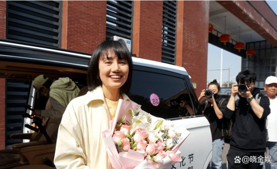 <em>袁泉</em>喜获年度杰出女演员，并与父亲一起回母校报喜