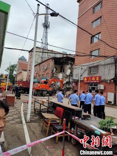 <em>黑龙江伊春</em>一小区发生疑似煤气罐爆炸<em>事故</em> 造成部分房屋坍塌