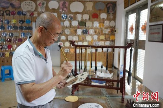 广西桂林民间艺人闯荡境外市场 指尖传播非遗文化