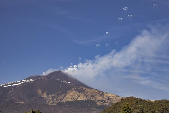 意大利<em>西西里</em>岛：埃特纳火山出现漩涡环