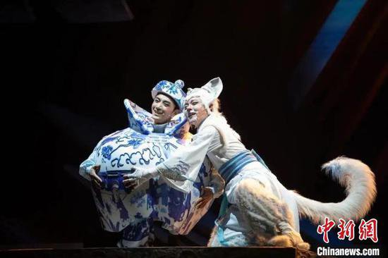 中国儿艺歌舞剧《猫神在故宫》<em>带</em>观众体验“用<em>猫的</em>视角看故宫”