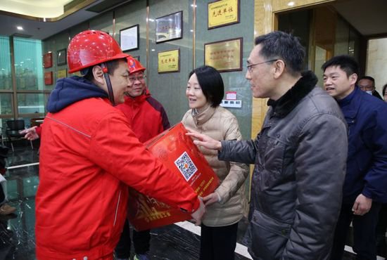 湖北荆州市总工会启动送温暖活动