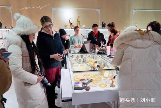 为什么<em>中国</em>游客去俄罗斯旅游都疯狂购买蜜蜡？只因导游说了两个...