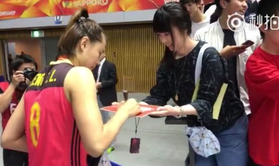 中国女排人气爆棚，日本球迷排队<em>等候签名</em>，愿望获满足非常开心