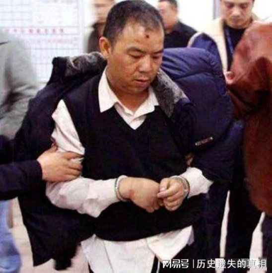 2007年，黄文义被警方抓捕后的照片，被抓捕归案时显得十分淡定