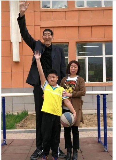 世界第一高鲍喜顺，不听医生劝阻生孩子，儿子10岁时身高1.6米