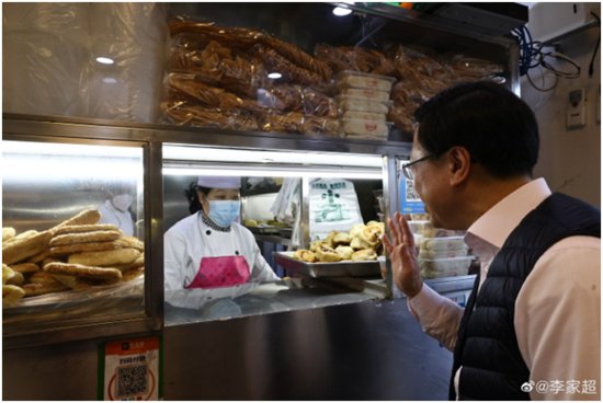 李家超晒图：在北京胡同吃糖油饼、<em>豆腐脑</em>，尝老北京早点味道