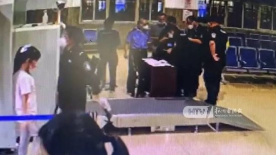 <em>杭州城站火车站</em>，安检人员从大爷口袋里发现了……警察来了！