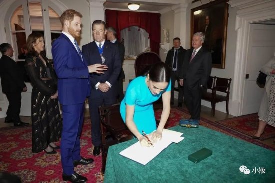 王室女性成员签名照：女王贵气，莱后最<em>霸气</em>，最优雅当属戴妃