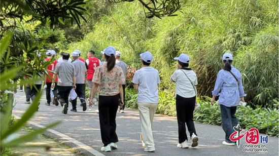 乐山市沐川县总工会举行庆“五一”职工健步走活动