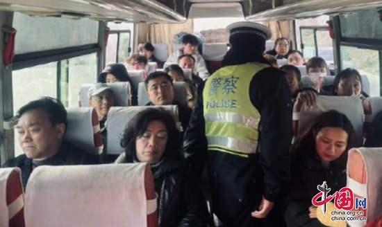 春节返程 安全第一 | 四川<em>南充</em>公安交警对来往客运车辆进行登记...