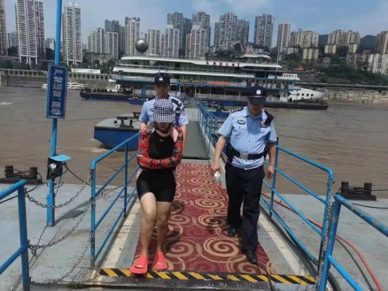 三名女子长江放漂遇险 长航重庆公安“警”急救援