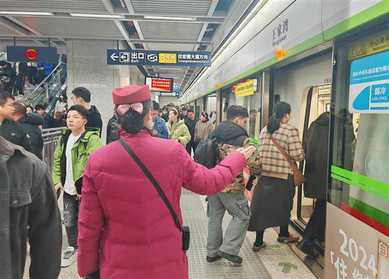 <em>武汉</em>地铁日客运量今年首破500万，本周末多条线路提升运力