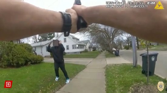 美国非裔少年因持玩具枪遭警方枪击 反复尖叫“是<em>假</em>的”