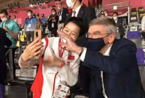 致敬老将！国际奥委会主席巴赫赛后看望吴静钰 曾为她女儿取名字