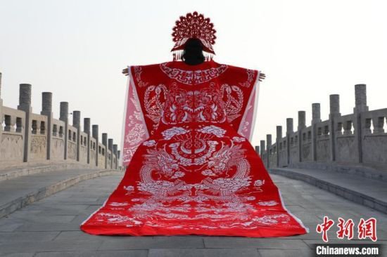河北冀州服装剪纸艺人制作大型“中国红”龙图汉服迎新春
