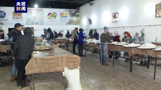 叙利亚志愿者搭建临时<em>厨房</em> 让灾民吃上热乎饭