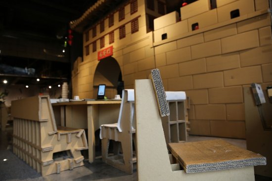 西安：老板三百万打造纸板<em>餐厅 桌椅板凳</em>紫云楼永宁门全是纸做的