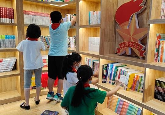 “轻掸浮尘 共沐书香”郑州经八路街道青少年体验图书管理
