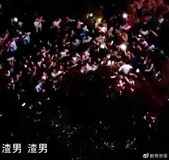 安徽：学生半夜聚集大喊“渣男”，到底是负心汉，还是无辜者？