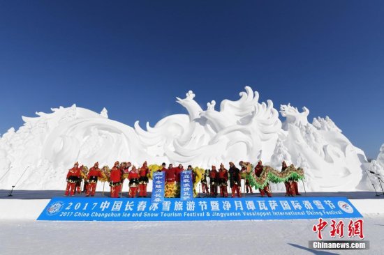 <em>长春</em>耗雪18万立方米打造“冰雪世界” 85米巨型雪雕亮相