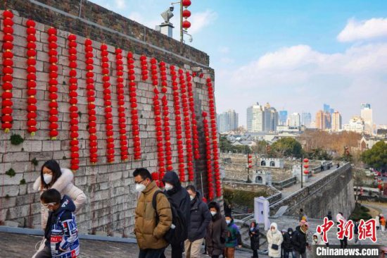 张贴巨型“福”字高挂红灯笼 南京六百多岁明城墙年味浓