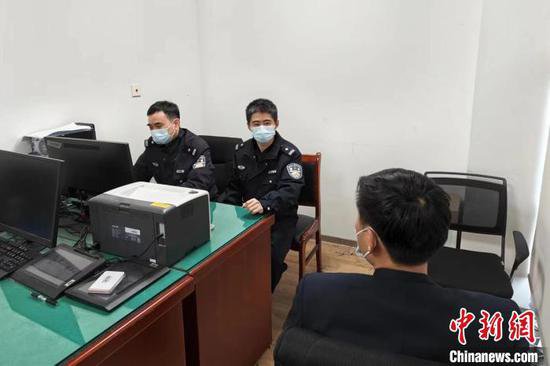 上海<em>徐汇</em>警方侦破一起出售出入境证件案