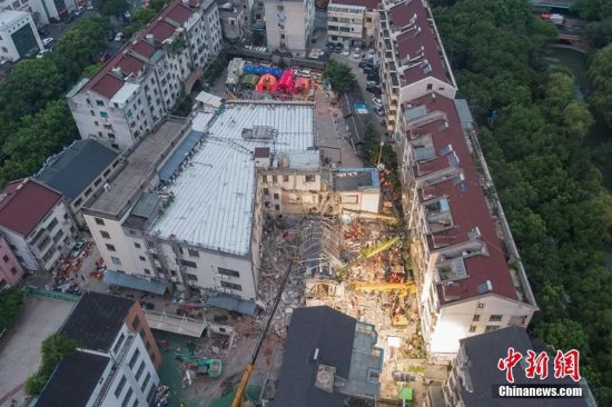 苏州坍塌酒店主辅楼连接墙体3年前已出现裂缝