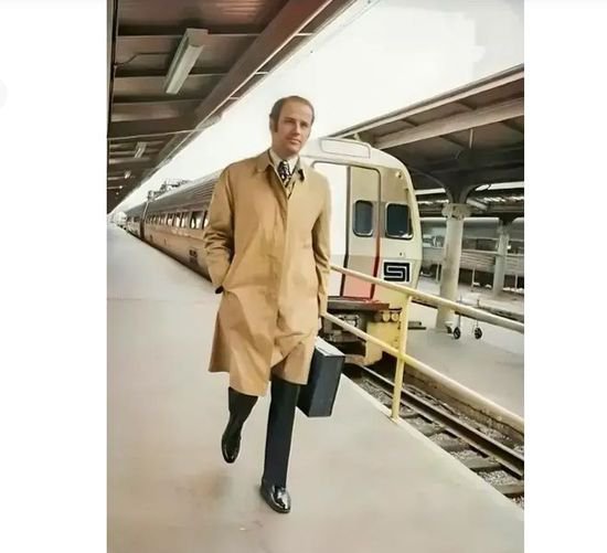 70年代，年轻时拜登乘地铁上下班的照片，提着公文包<em>英俊潇洒</em>
