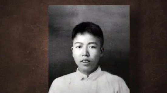 1950年，80岁老农亲手挖开儿子坟墓，取出一包裹，立刻送往北京